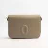 کیف دوشی زنانه چرم طبیعی اوال Oval مدل 101 طرح O رنگ نسکافه ای