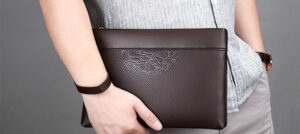 روش های صحیح پاک کردن کیف چرم و اصلاح خراش های آن