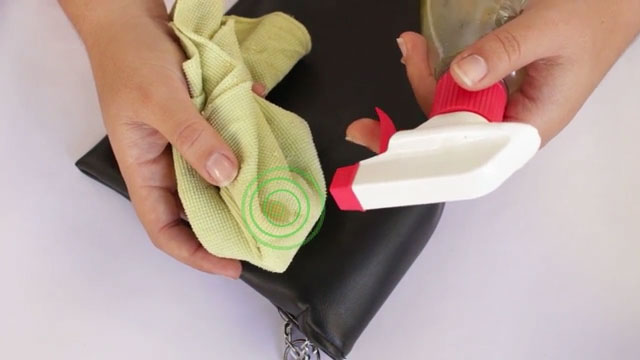 استفاده از مواد شوینده مایع برای پاک کردن لکه های روغنی از روی کیف چرم