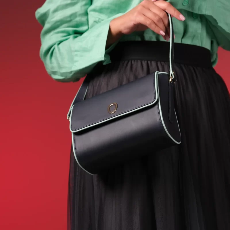 کیف زنانه چرم طبیعی Oval مدل 111 رنگ سرمه ای با مغزی سبز آبی