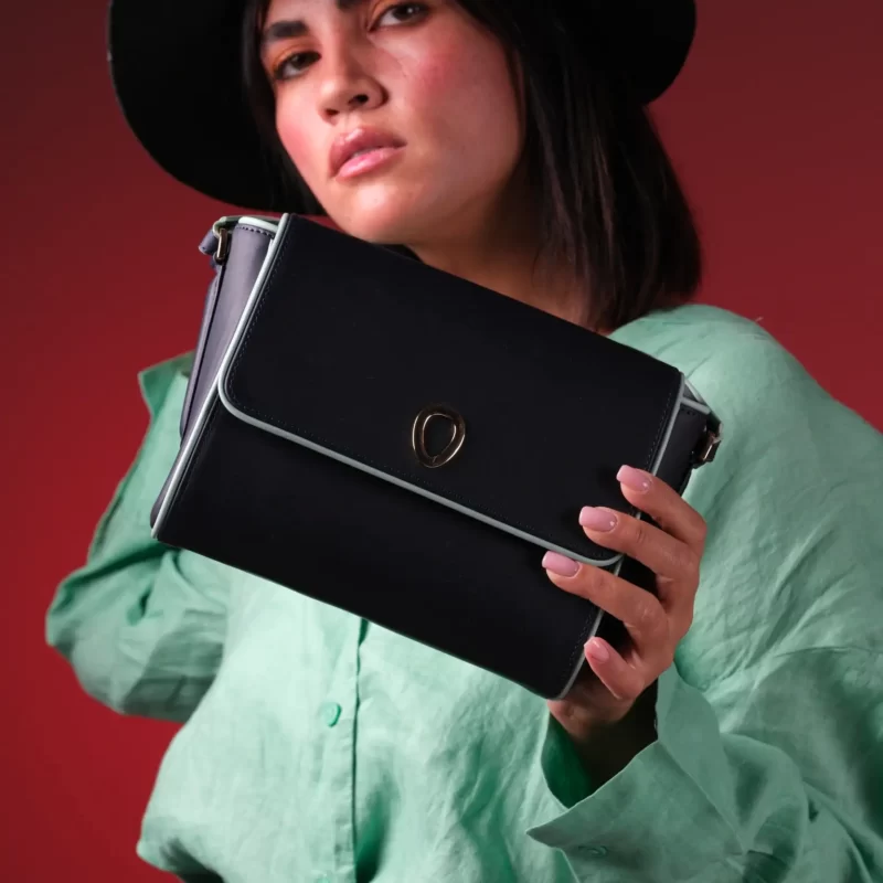 کیف زنانه چرم طبیعی Oval مدل 111 رنگ سرمه ای با مغزی سبز آبی